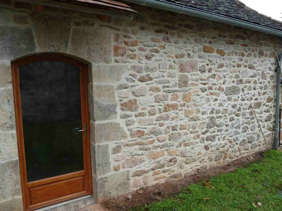 Joint à la chaux, façade en pierre dans l'Isère